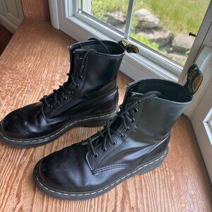 Dr. Marten 1460 smooth leather lace up boots